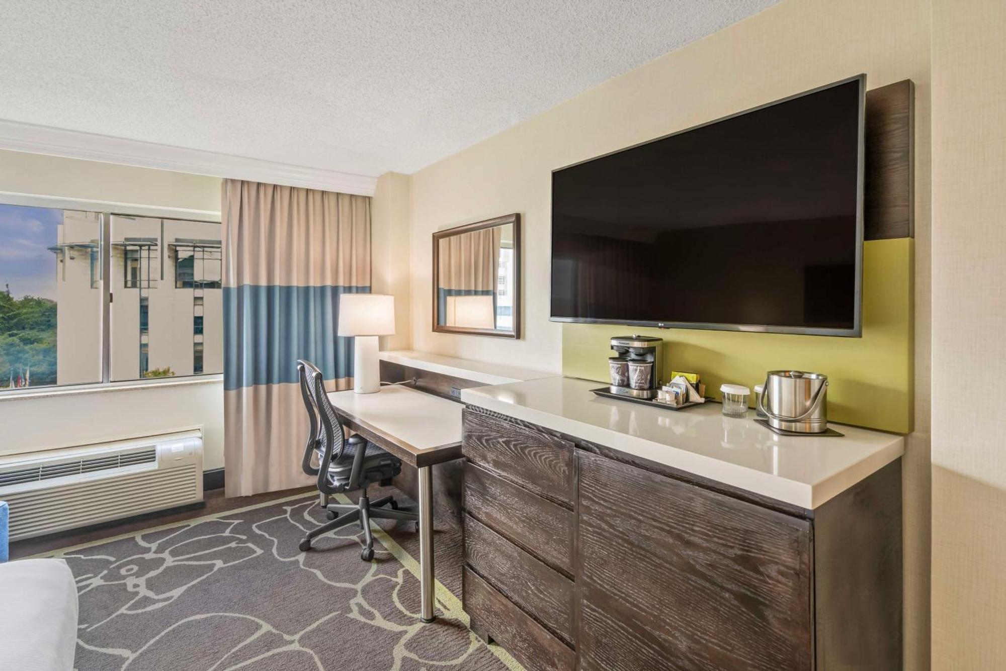 Doubletree By Hilton Charlotte Uptown Hotel Exterior photo