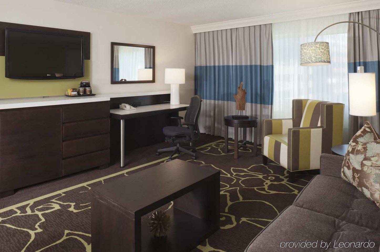 Doubletree By Hilton Charlotte Uptown Hotel Room photo